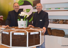 Lowering peat levels in substrates by chaning it for substitutes like bark and cocos is what growers are working on with the help of MeeGaa Substrates. In the picture: Peter Zethof and Eric Stolze.